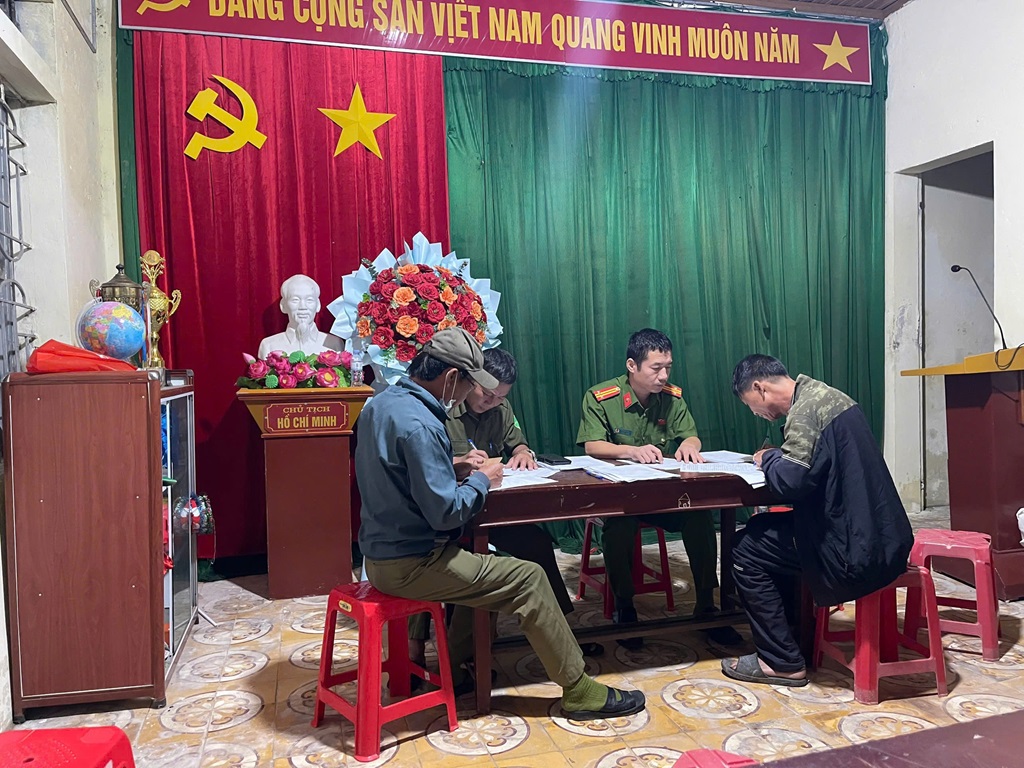 Công an xã Hải Lộc rà soát, làm sạch dữ liệu đăng ký xe và giấy phép lái xe