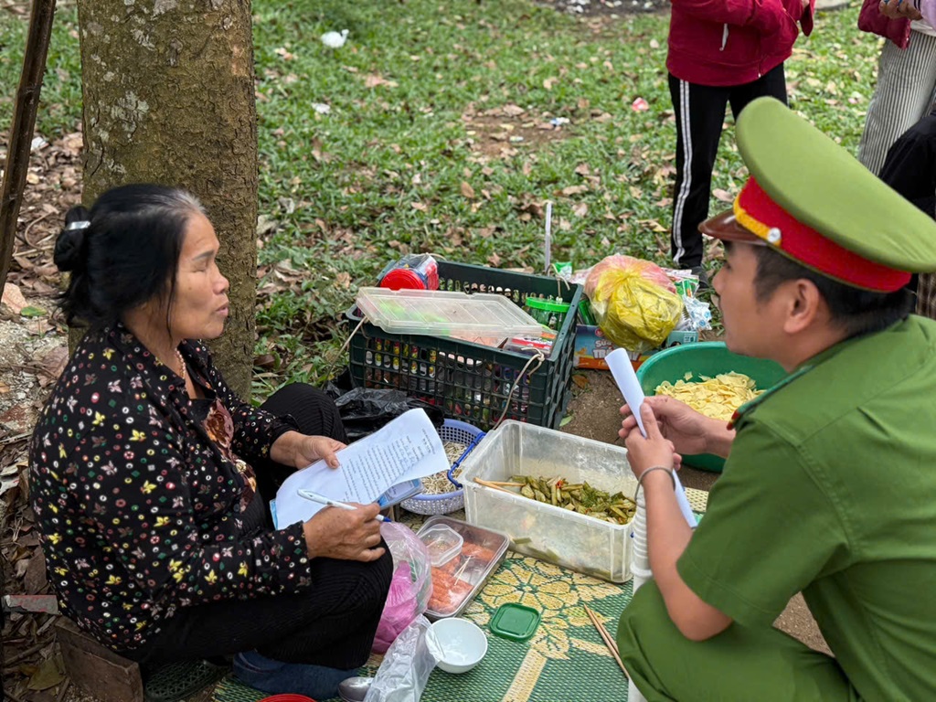 Công an xã tuyên truyền, tổ chức ký cam kết không bán hàng rong trước cổng trường
