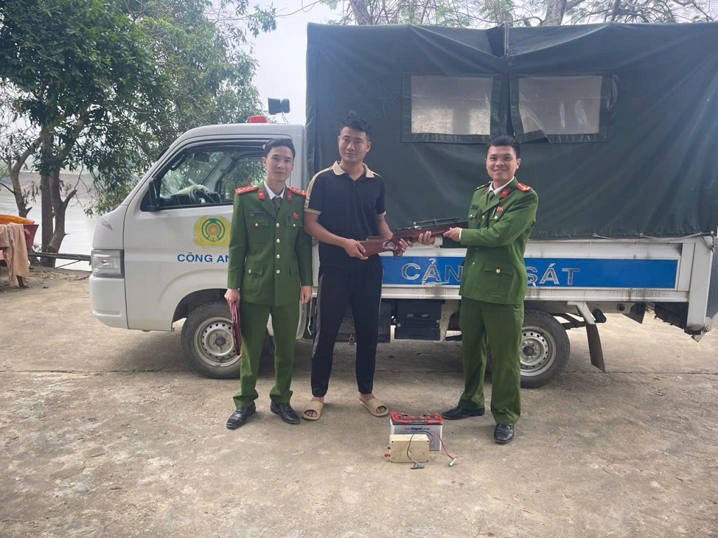 Công an xã Nhân Hòa tuyên truyền, vận động thu hồi vũ khí, vật liệu nổ, công cụ hỗ trợ