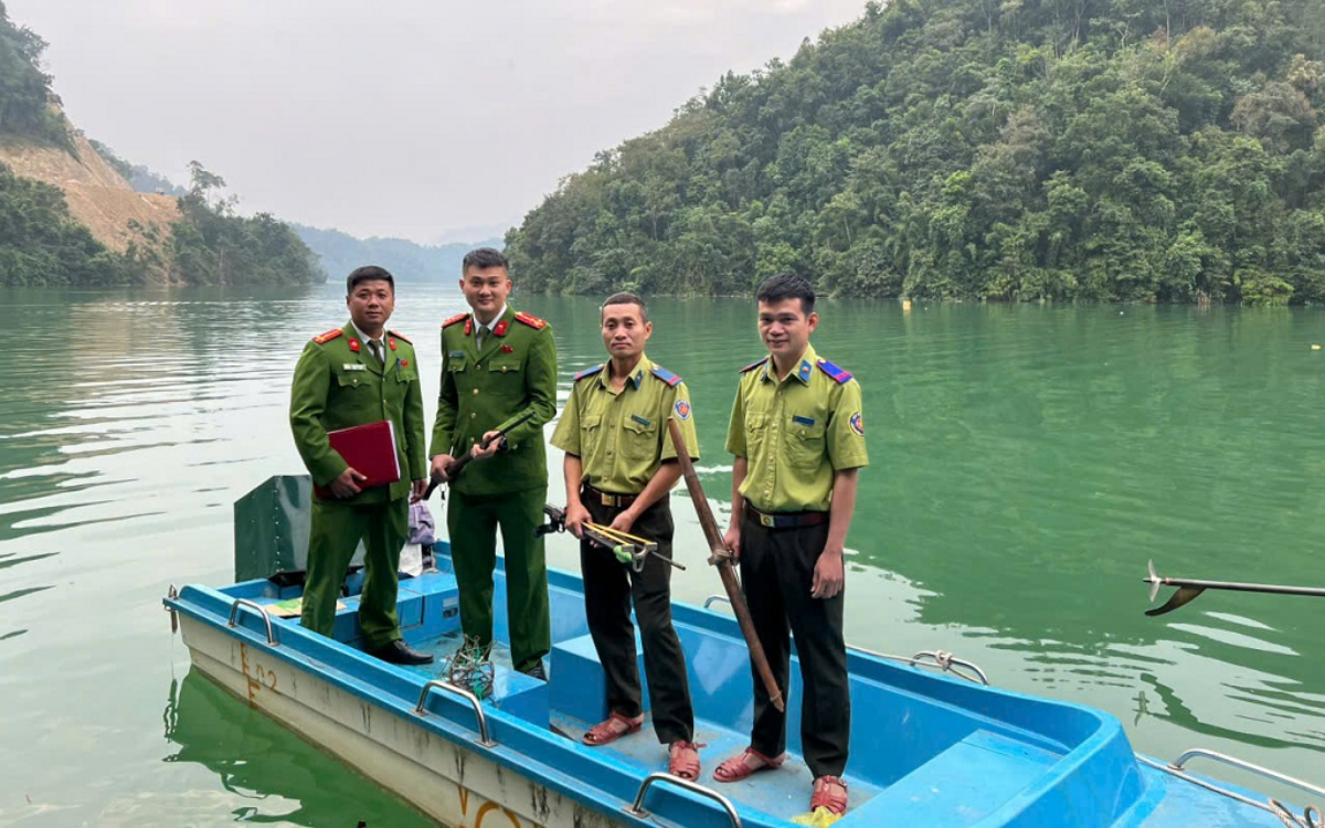 Công an xã Hữu Khuông tuyên truyền, vận động người dân giao nộp động vật hoang dã