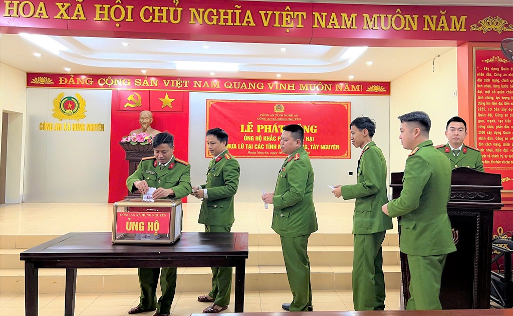 Công an xã Hưng Nguyên chung tay giúp đỡ bà con miền Trung, Tây Nguyên