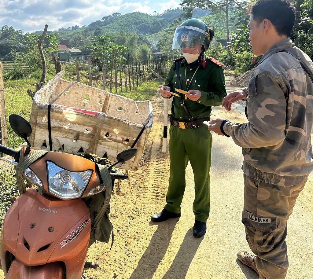 Công an xã Châu Tiến tuần tra, kiểm soát và xử lý vi phạm pháp luật về trật tự an toàn giao thông