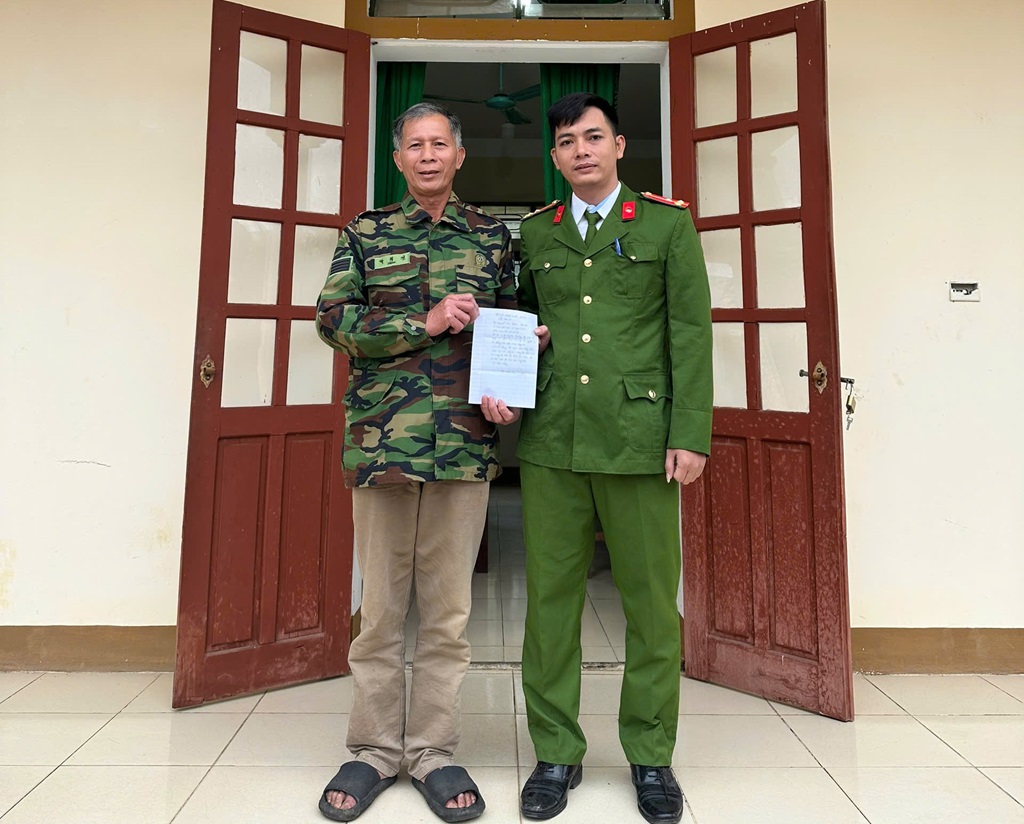 Công an xã kịp thời hỗ trợ người dân gặp nạn