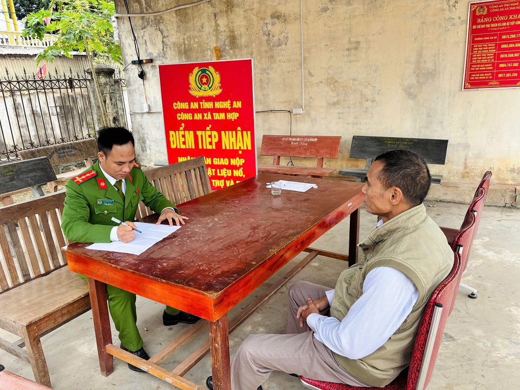 Hỗ trợ người dận nhận lại tiền bị chuyển nhầm