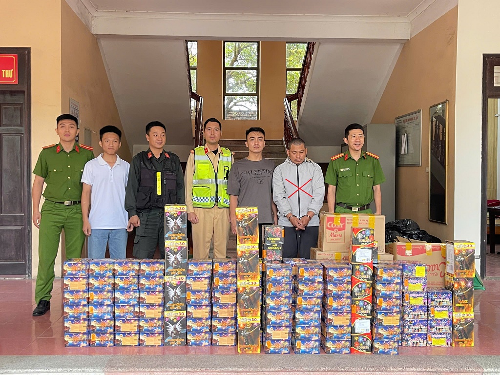 Bắt giữ đối tượng vận chuyển hơn 300kg pháo nổ