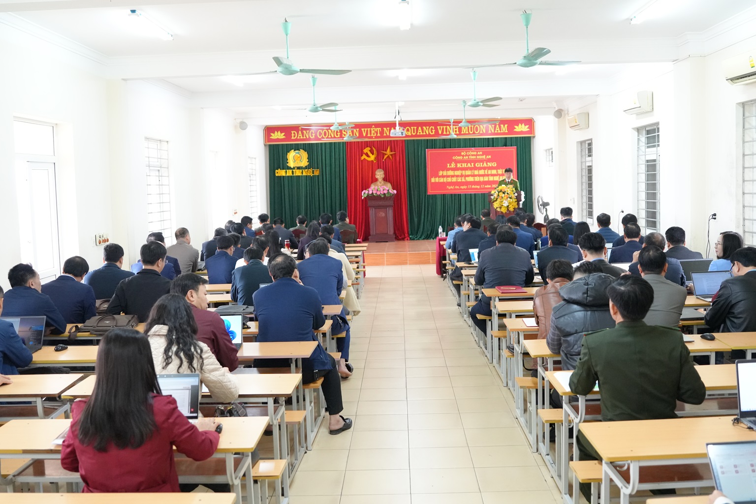 Khai giảng lớp bồi dưỡng nghiệp vụ quản lý Nhà nước về ANTT cho cán bộ chủ chốt xã, phường