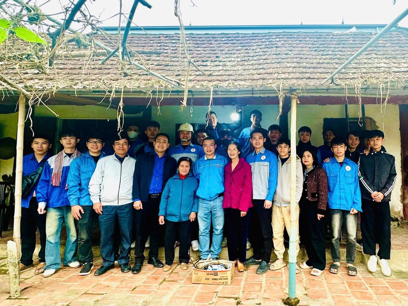 Chi đoàn Công an xã Bích Hào phối hợp hỗ trợ lắp điện lưới cho các hộ gia đình có hoàn cảnh khó khăn