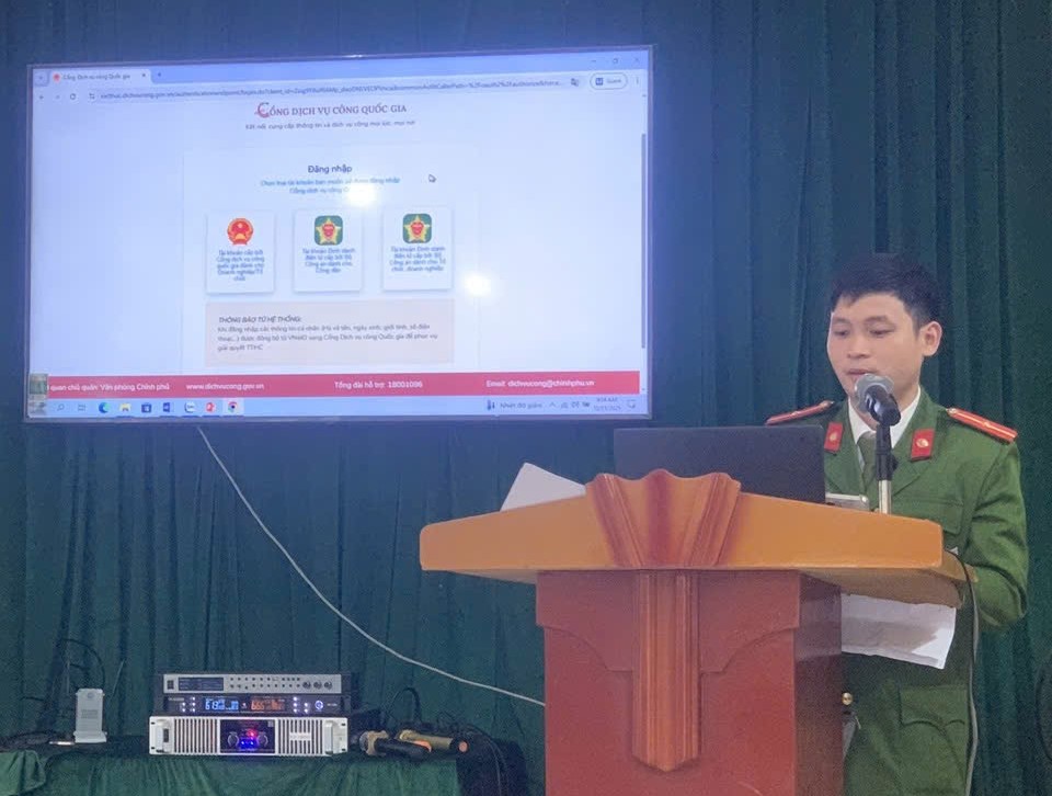Công an xã hướng dẫn thực hiện thủ tục hành chính trên ứng dụng VNeID