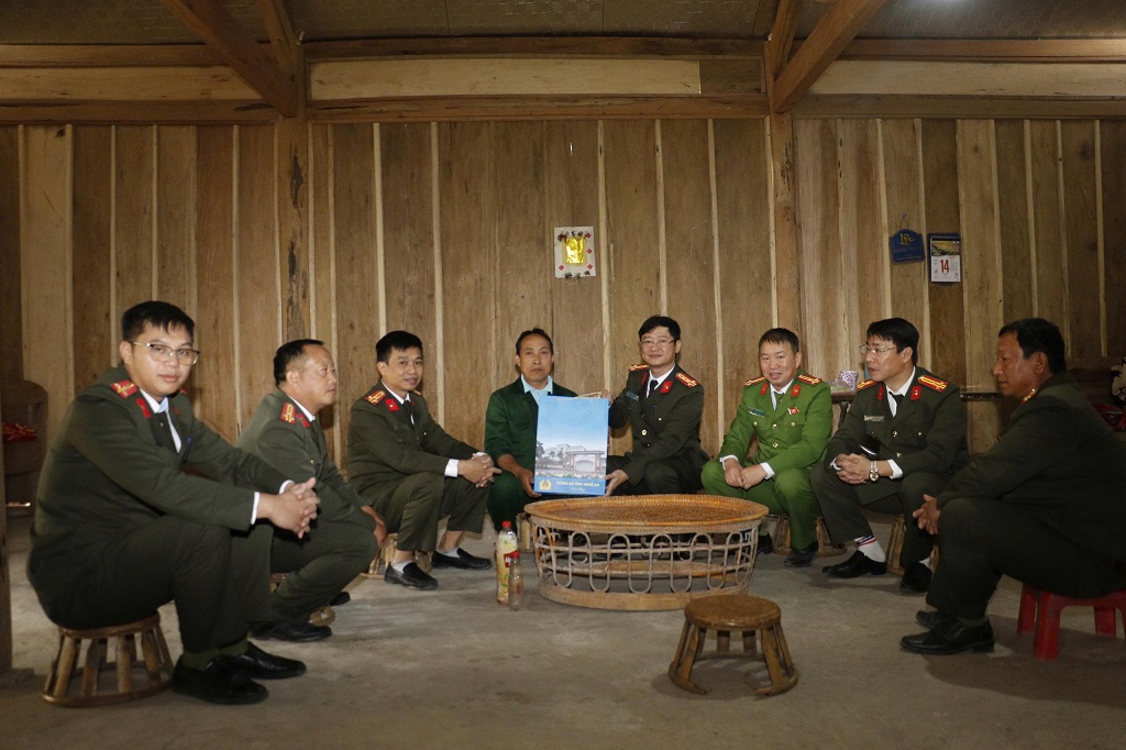 Đồng chí Trần Ngọc Tuấn, Phó Giám đốc Công an tỉnh thăm, tặng quà chúc tết đồng bào dân tộc Mông