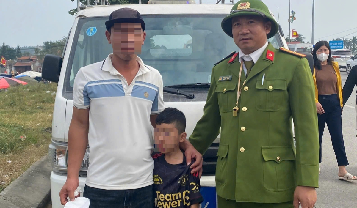 Công an phường Tân Mai phát hiện cháu bé đi lạc và kịp thời bàn giao cho gia đình