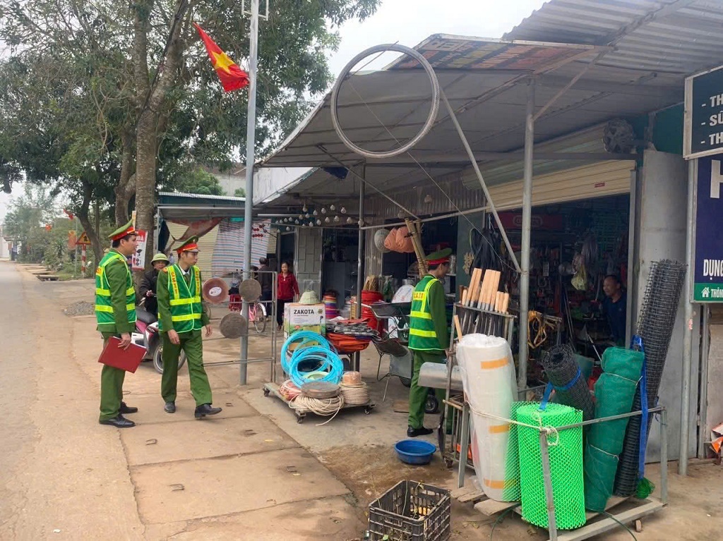 Tăng cường giải tỏa hành lang an toàn giao thông trên địa bàn