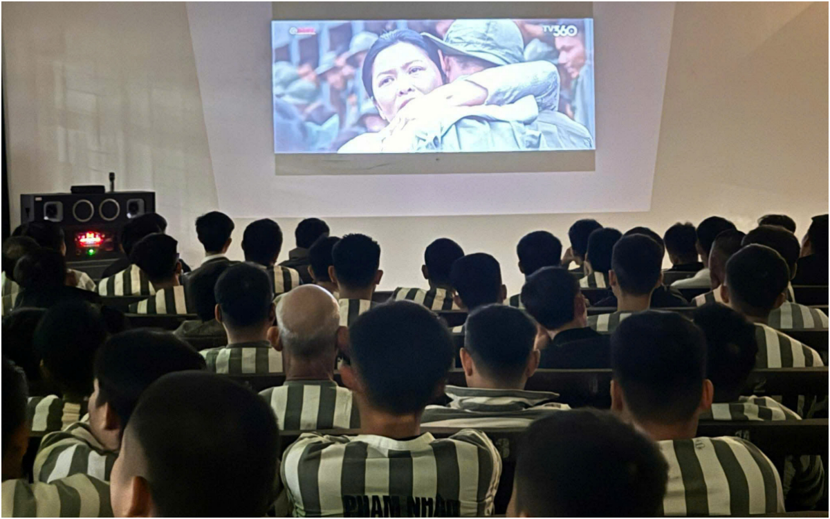 Trại Tạm giam: chiếu phim mưa đỏ 