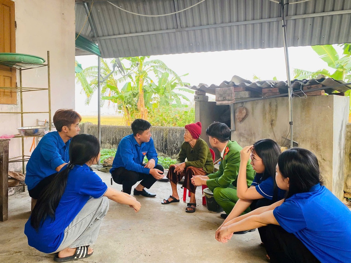 Tuổi trẻ Công an xã Thuần Trung tri ân gia đình chính sách