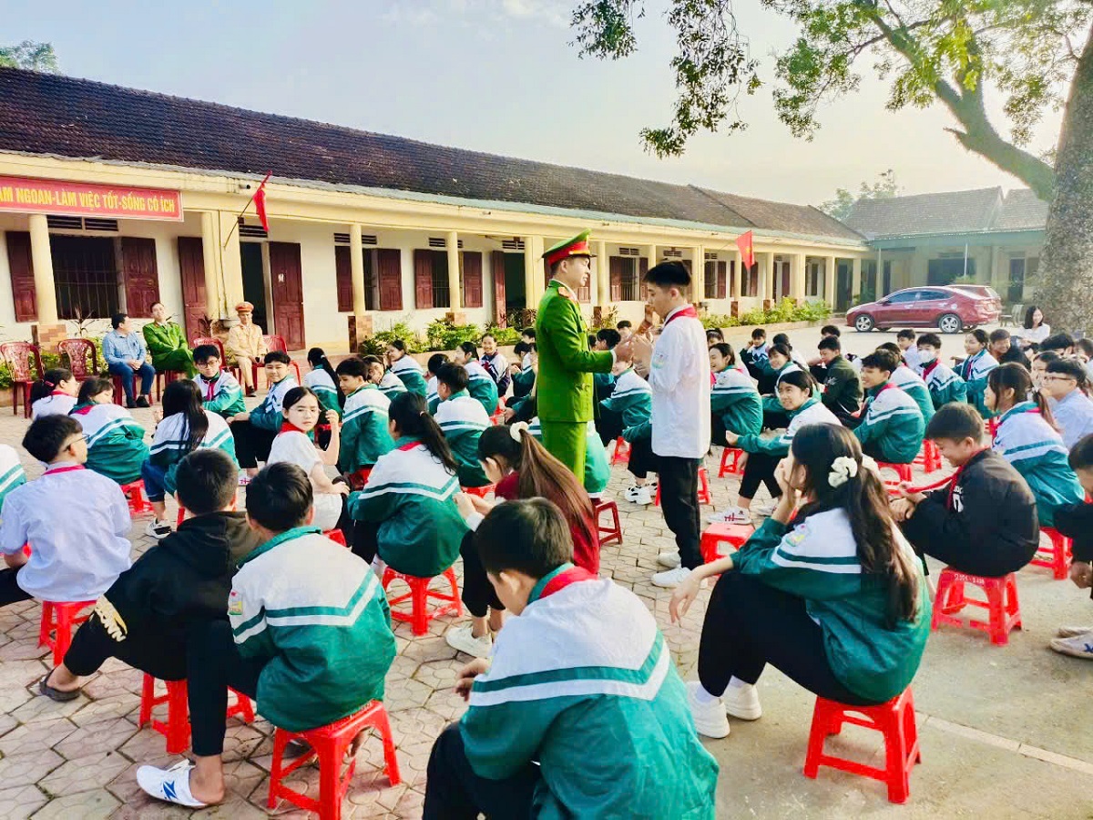 Công an xã Đô Lương tuyên truyền, phổ biến pháp luật cho học sinh