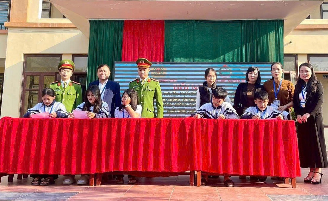 Công an xã Hùng Châu tuyên truyền, phổ biến pháp luật trong học đườn