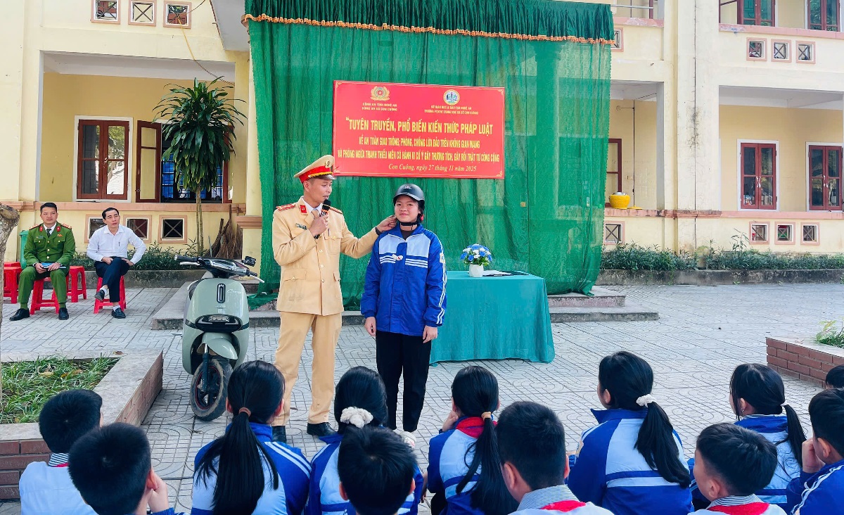 Công an xã Con Cuông phối hợp tuyên truyền, phổ biến pháp luật cho học sinh