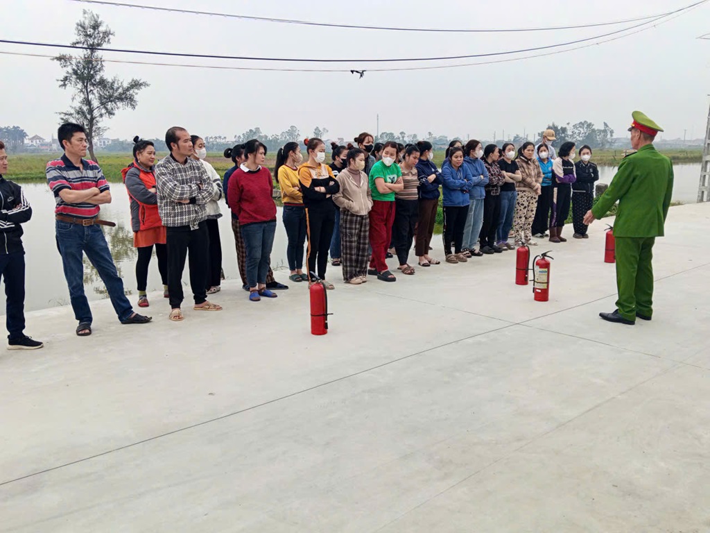 Công an xã Nghi Lộc tuyên truyền phòng cháy, chữa cháy cho công nhân