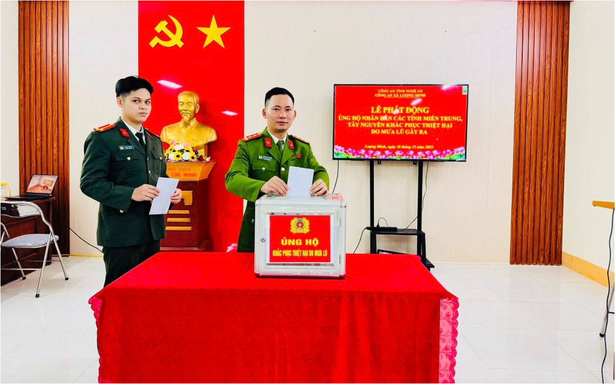 Công an xã Lượng Minh ủng hộ đồng bào bị thiệt hại do thiên tai