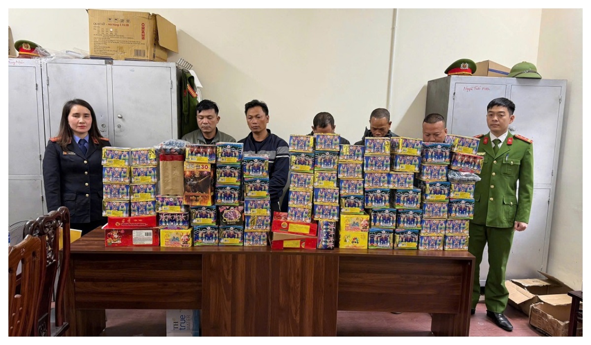 Công an Nghệ An bắt giữ 13 đối tượng với 02 nhóm tội danh buôn bán, tàng trữ hàng cấm và trốn truy nã