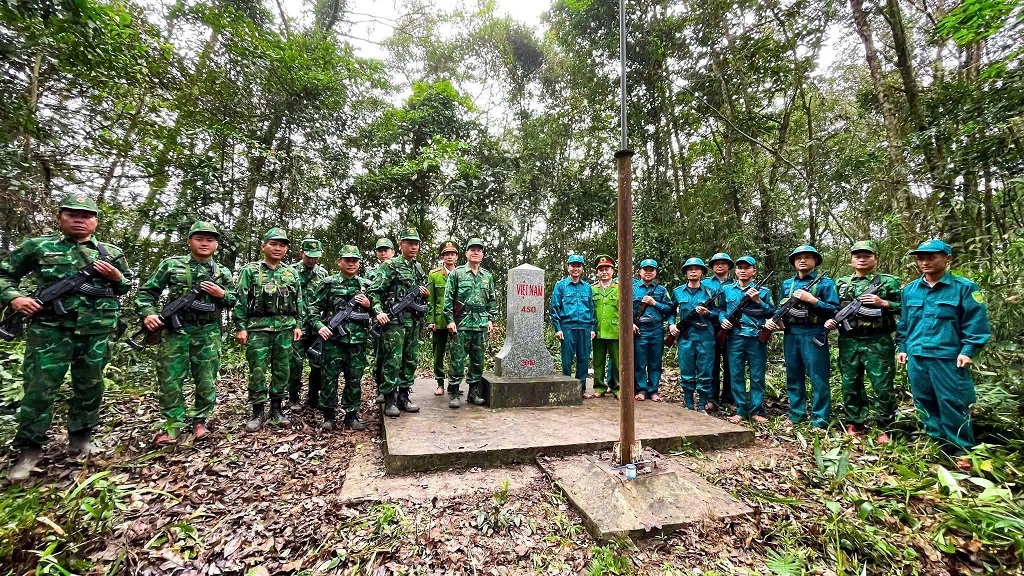 Công an xã Hạnh Lâm phối hợp tuần tra song phương bảo vệ đường biên, cột mốc