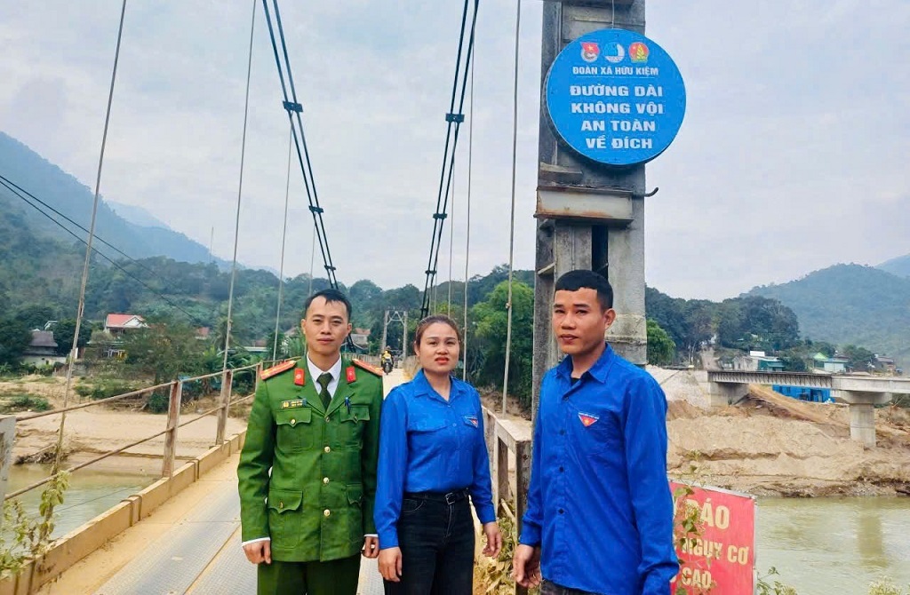 Công an xã Hữu Kiệm phối hợp Đoàn Thanh niên treo, lắp đặt biển tuyên truyền ATGT