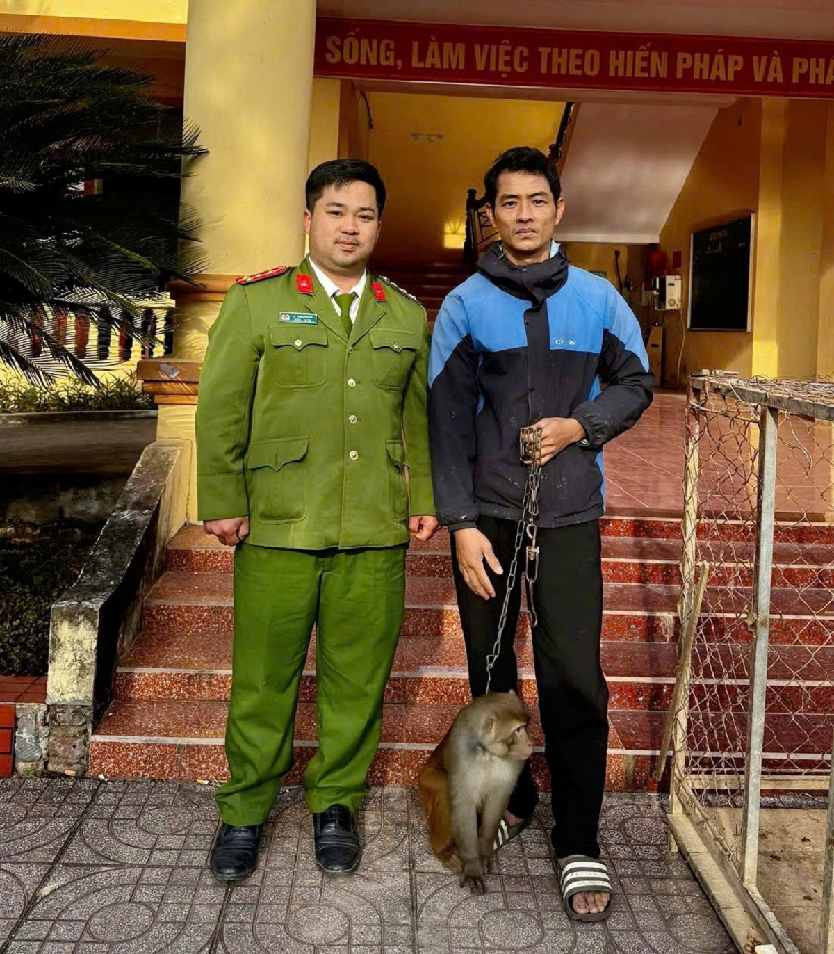 Công an xã Bạch Ngọc tuyên truyền, vận động người dân tự nguyện giao nộp động vật hoang dã