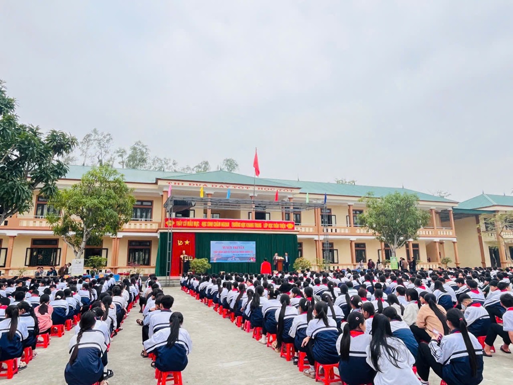 Công an xã Phúc Lộc tuyên truyền pháp luật an toàn giao thông tại trường học