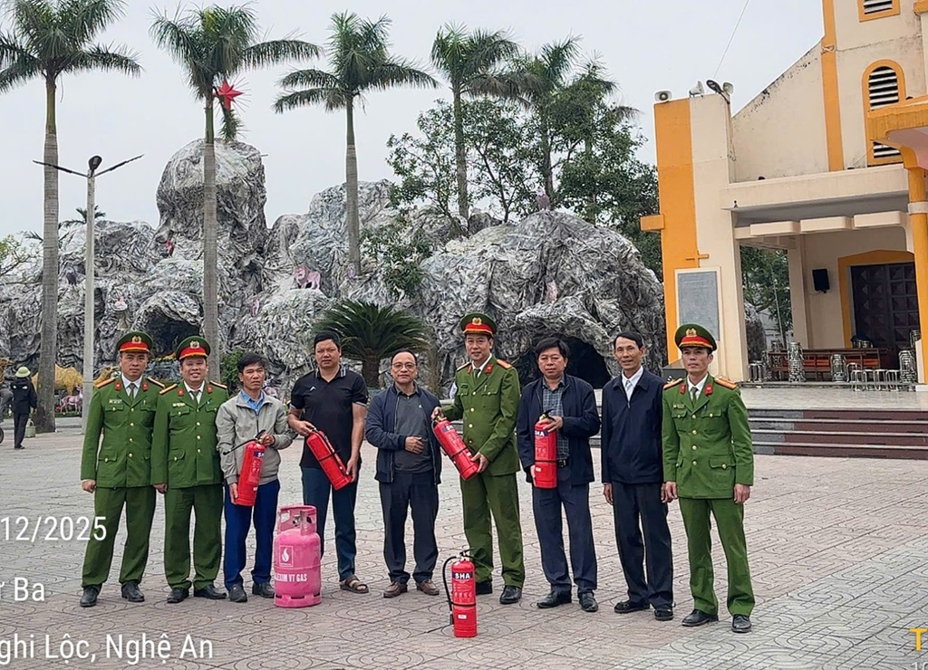 Công an xã Trung Lộc trao tặng bình chữa cháy cho giáo xứ