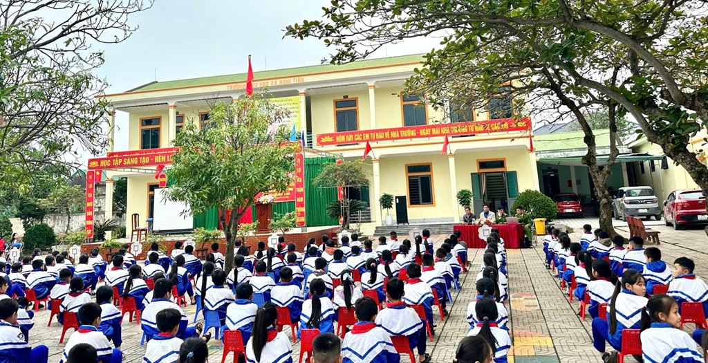 Công an xã Hải Lộc tuyên truyền kiến thức về phòng chống bạo lực học đường, vũ khí, vật liệu nổ và pháo