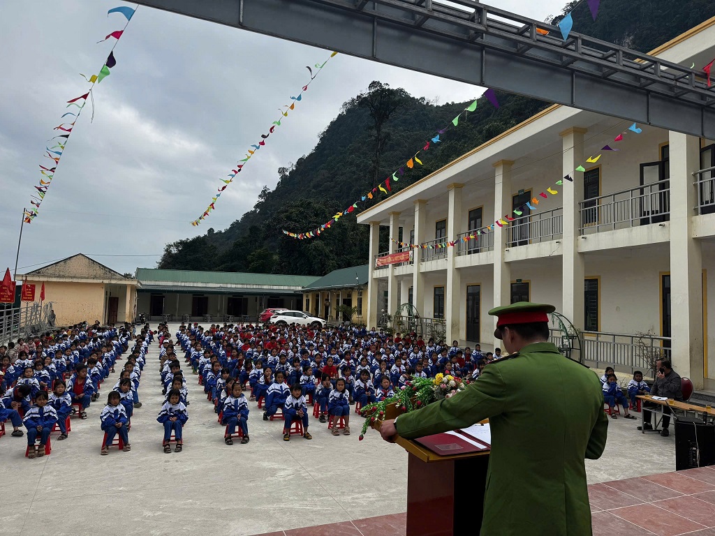 Công an xã Nậm Cắn phối hợp với tổ CSGT địa bàn Kỳ Sơn tuyên truyền giáo dục pháp luật về an toàn giao thông