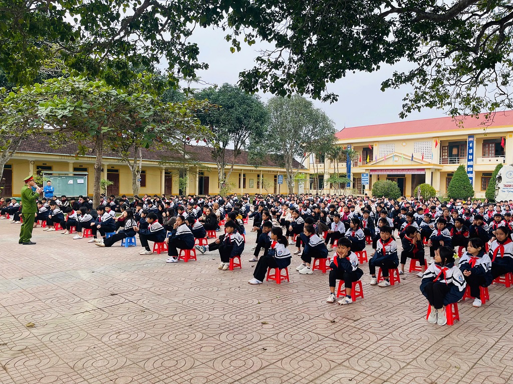 Công an xã Kim Bảng tuyên truyền pháp luật cho học sinh