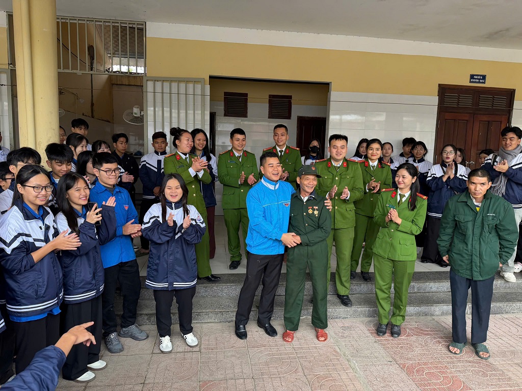 Công an phường Vinh Lộc tổ chức chuỗi hoạt động tri ân tại Trung tâm Điều dưỡng Thương binh Nghệ An