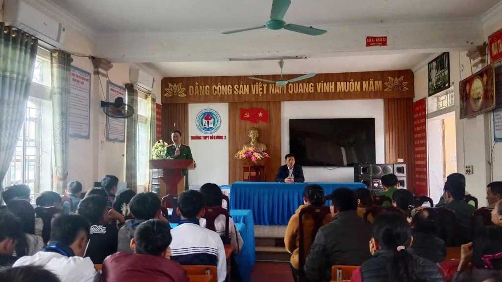 Công an xã Bạch Ngọc tuyên truyền, giáo dục pháp luật cho học sinh có nguy cơ vi phạm pháp luật