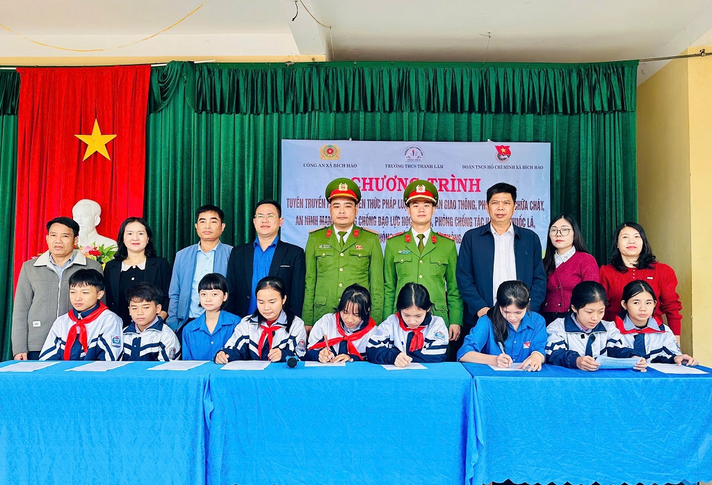 Công an xã Bích Hào tuyên truyền, phổ biến pháp luật cho học sinh