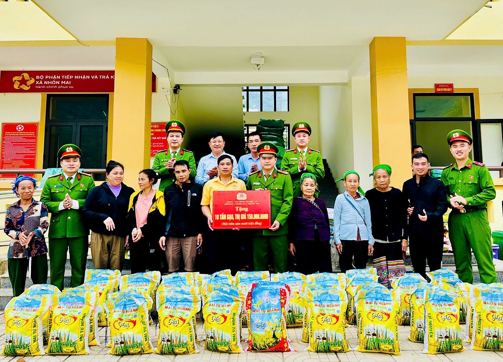Phòng Cảnh sát kinh tế Công an Nghệ An trao tặng 10 tấn gạo hỗ trợ Nhân dân xã Nhôn Mai