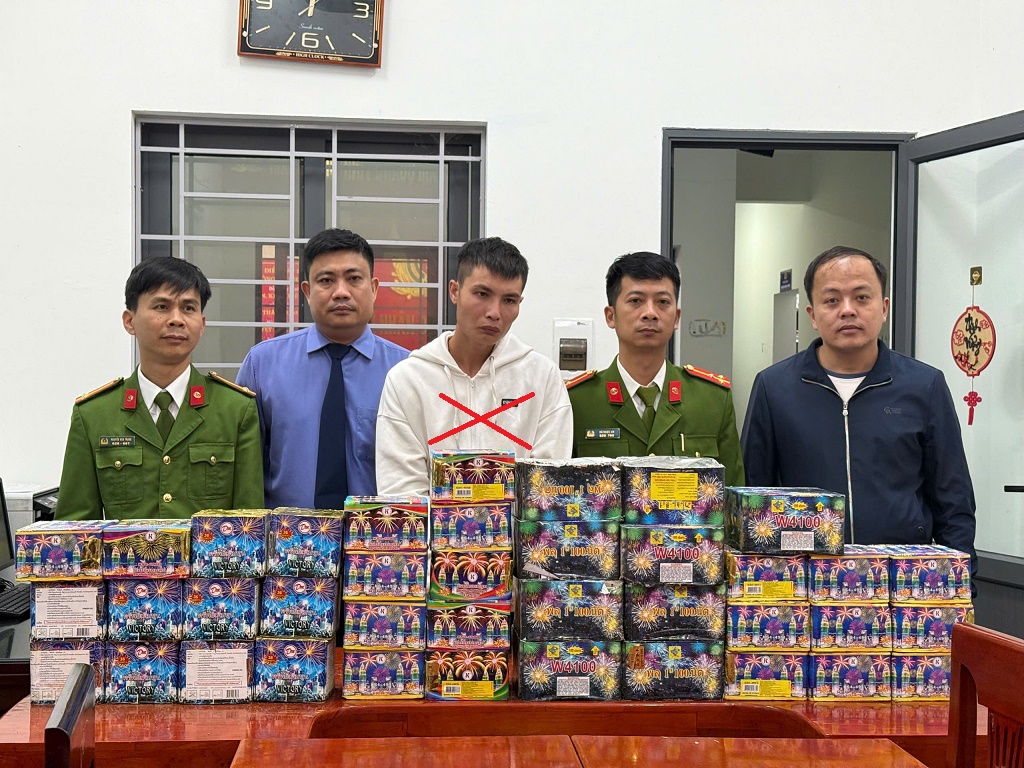 Bắt giữ đối tượng tàng trữ hơn 70kg pháo nổ