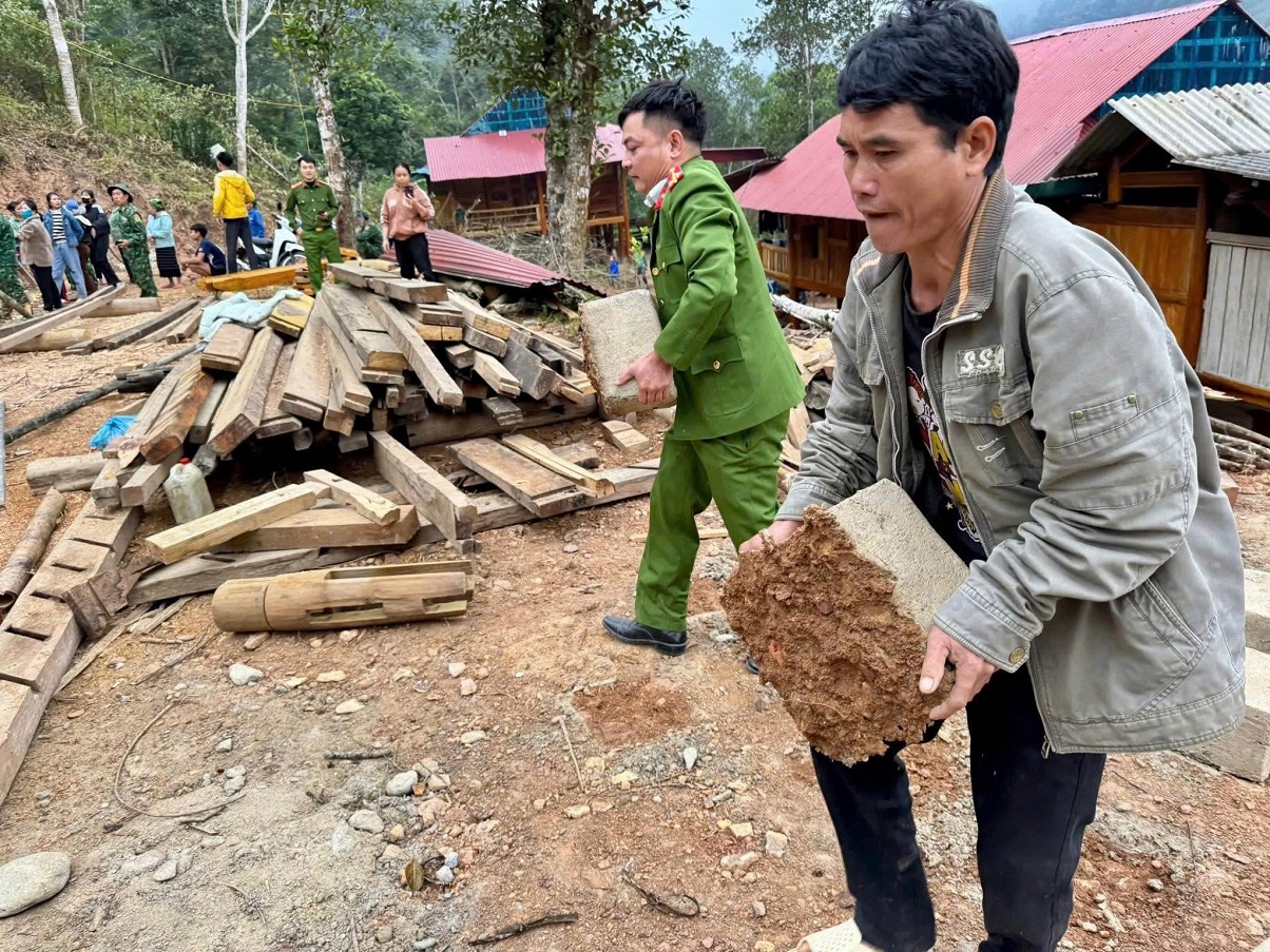 Công an xã Nhôn Mai giúp dân dựng lại nhà cửa sau thiên tai