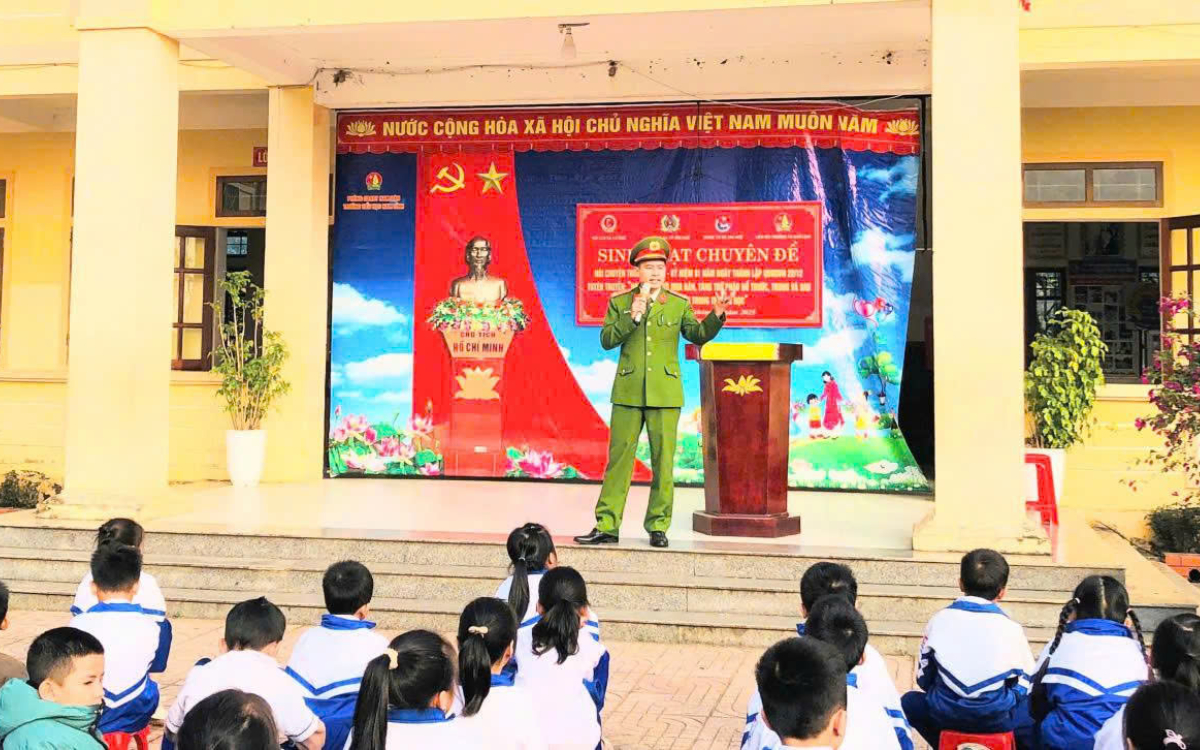 Công an xã Đại Huệ tuyền truyền phòng, chống pháo nổ trái phép trong trường học