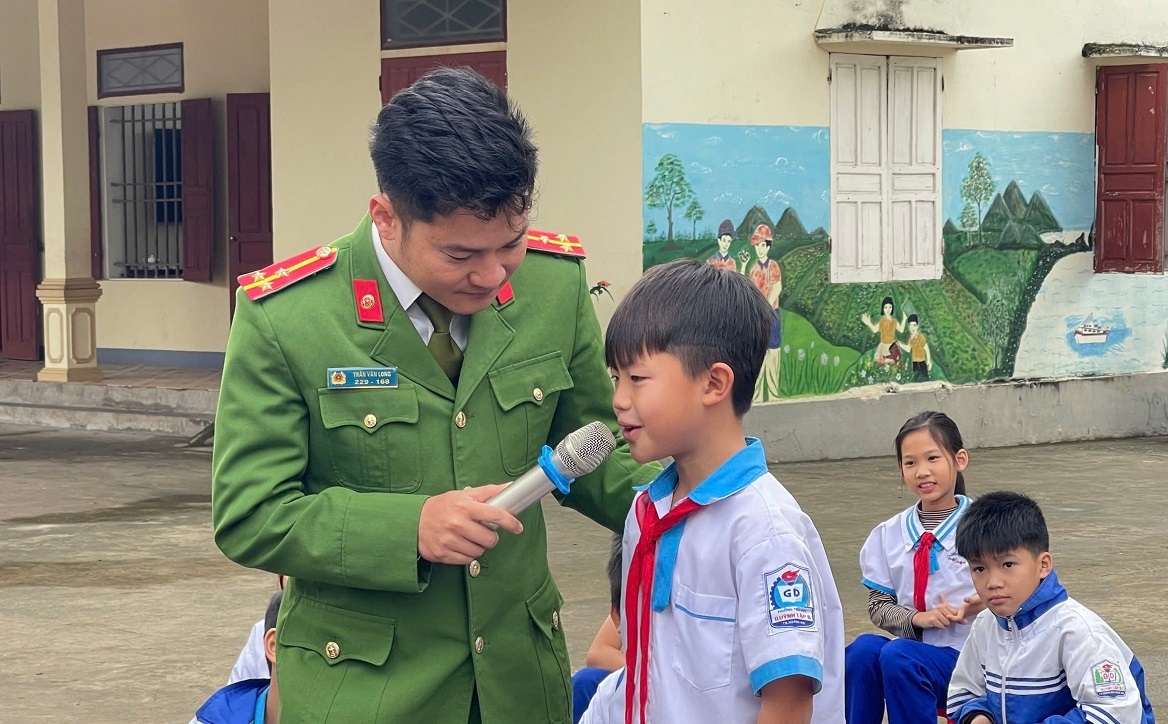 Công an phường Tân Mai tuyên truyền, phổ biến pháp luật cho học sinh