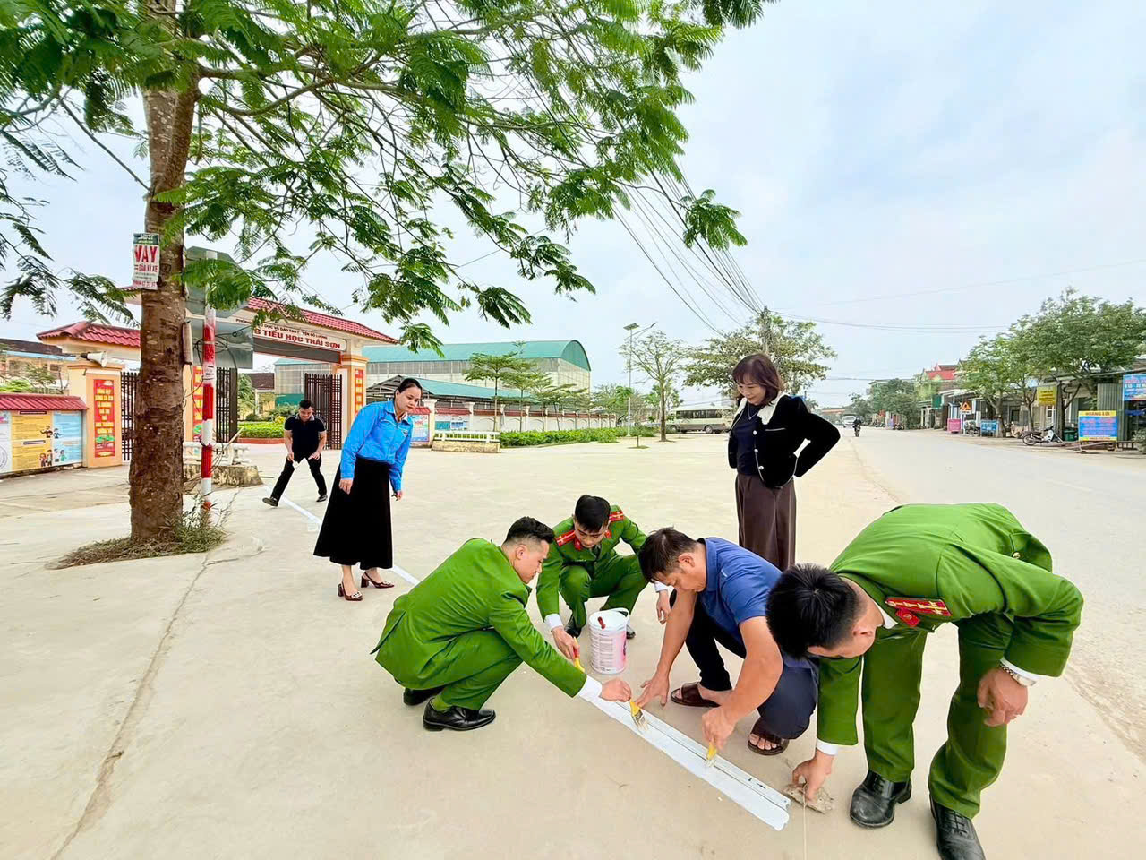Công an xã Văn Hiến phối hợp kẻ vạch, phân luồng giao thông trước cổng trường tiểu học
