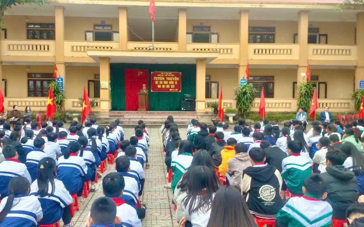 Công an xã Thiên Nhẫn tuyên truyền pháp luật về ATGT trong trường học