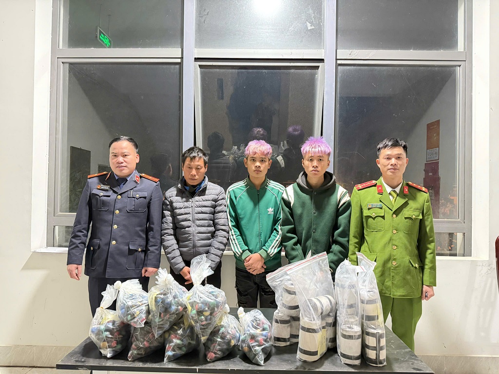 Bắt giữ 03 đối tượng sản xuất, buôn bán hàng cấm