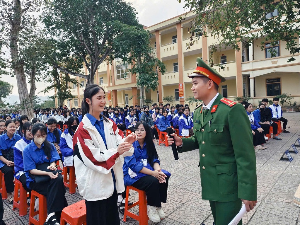 Công an xã Cát Ngạn tuyên truyền, phổ biến giáo dục pháp luật và bảo đảm an ninh, trật tự, an toàn trường học