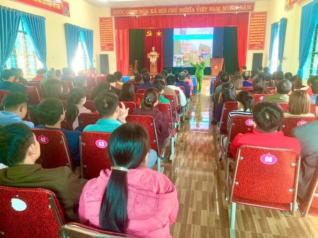 Công an xã Hoa Quân tuyên truyền phòng, chống săn bắt chim trời và động vật hoang dã