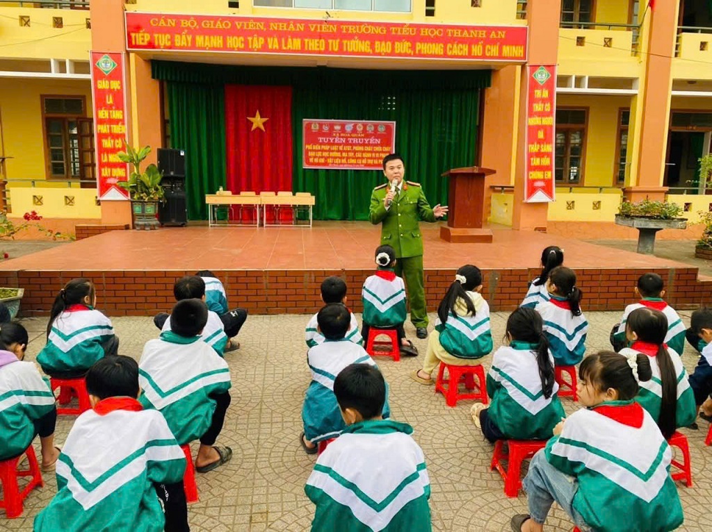 Công an xã Hoa Quân tuyên truyền, phổ biến pháp luật cho học sinh