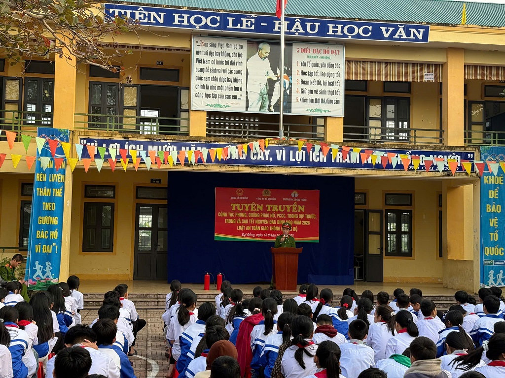 Công an xã Đại Đồng tuyên truyền, phổ biến pháp luật về phòng, chống pháo nổ; PCCC cho học sinh