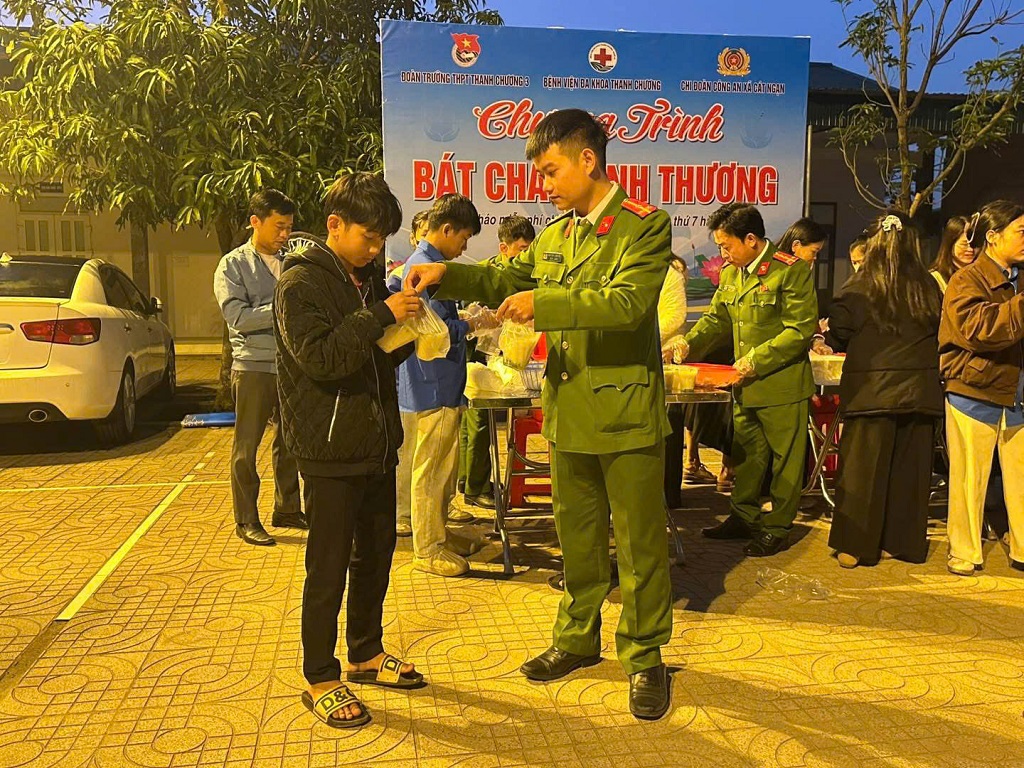 Công an xã Cát Ngạn phối hợp tặng cháo cho bệnh nhân