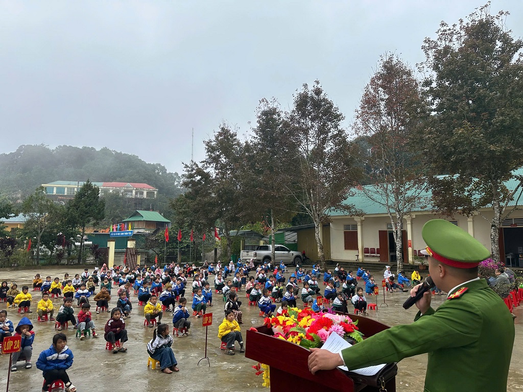 Công an xã Na Loi tuyên truyền, phổ biến pháp luật cho học sinh
