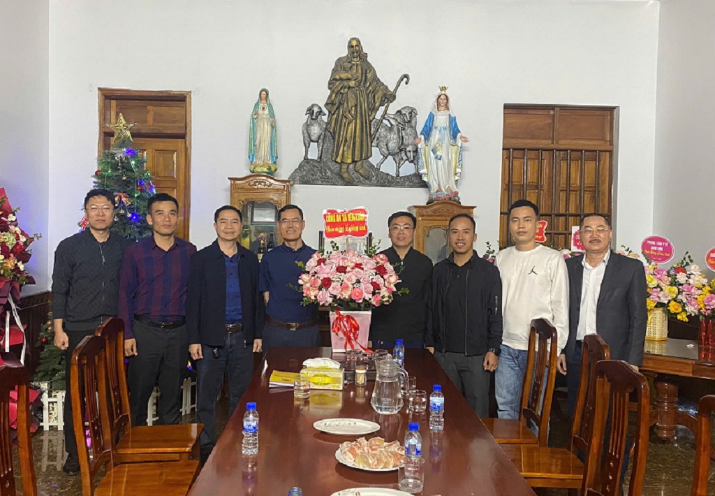 Công an xã Yên Xuân thăm, tặng quà, chúc mừng bà con giáo dân nhân dịp Lễ Noel năm 2025