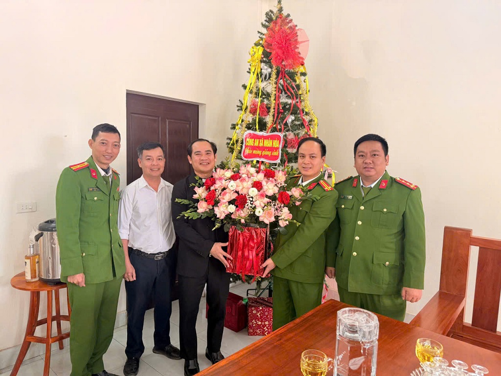 Công an xã Nhân Hòa chúc mừng bà và tặng quà tại Giáo xứ, Giáo họ nhân dịp Lễ Giáng sinh năm 2025